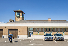 Finegold Alexander Architects完成了面积15000平方英尺的马萨诸塞州警察局下沉式兵营